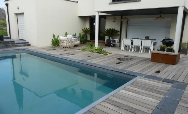Rénovation d'une terrasse autour d'une piscine à Monfort-sur-Meu