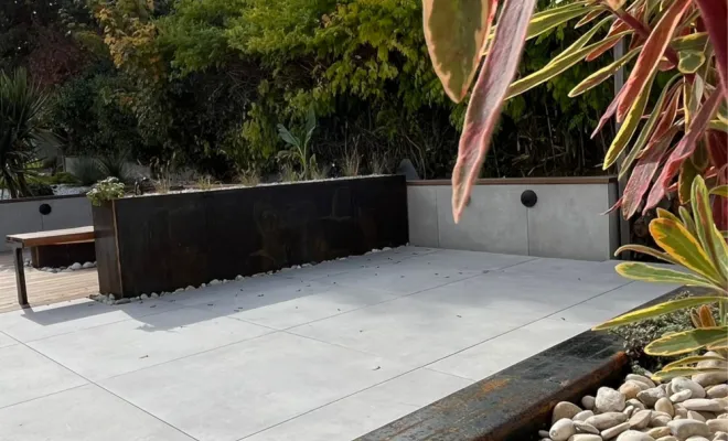 Aménagement d'une piscine et d'une terrasse à Saint-Aubin-d'Aubigné