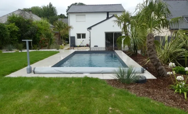 Aménagement d'une piscine et d'une terrasse à Saint-Aubin-d'Aubigné